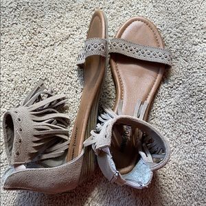 Minnetonka Size 8 Fringe Sandals